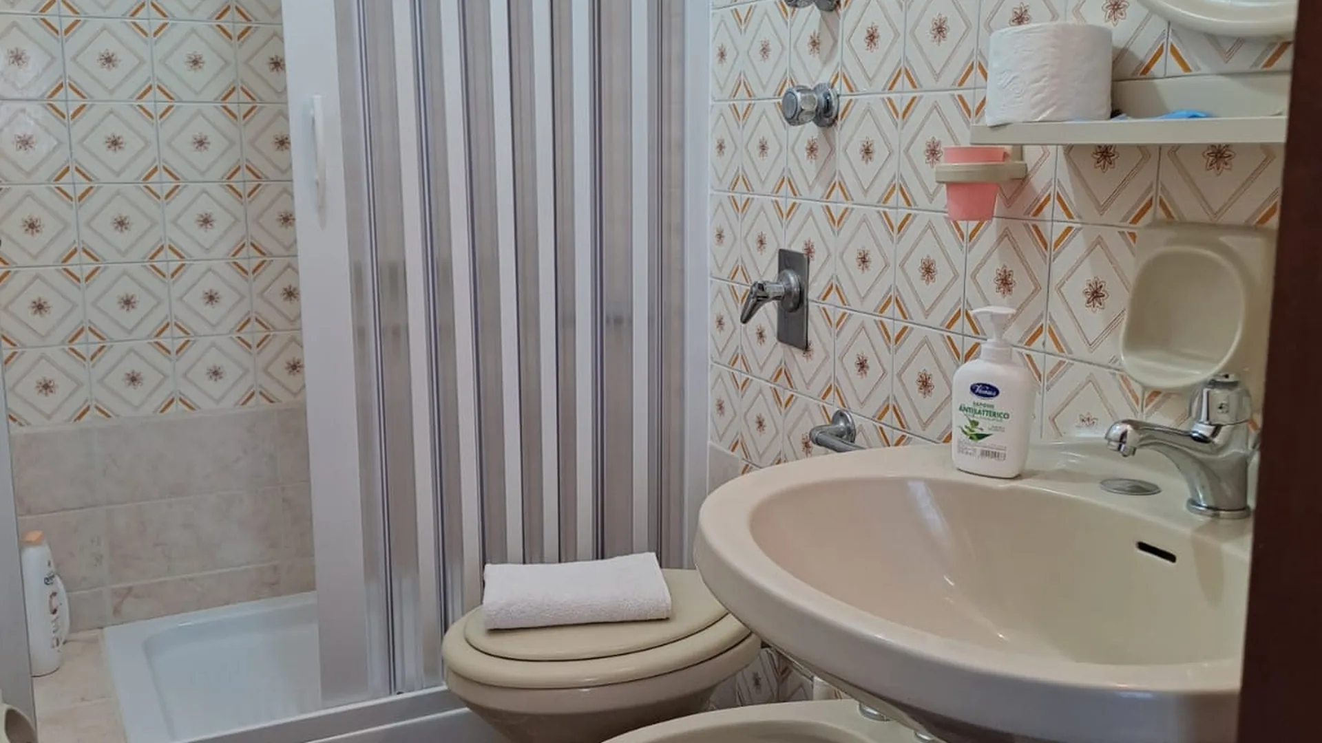 Camera con bagno privato — La dimora di nonna Giuseppa, Pachino (Sicilia) (foto 24)